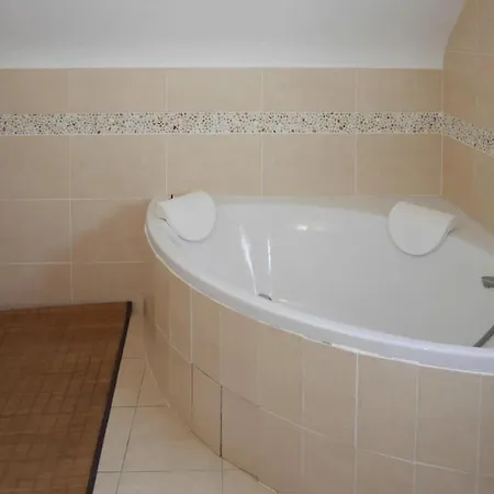 Tatil Evi Comfortable Holiday With Partial Sea Views, Douarnenez-treboul Douarnenez