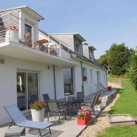 Tatil Evi Comfortable Holiday With Partial Sea Views, Douarnenez-treboul *