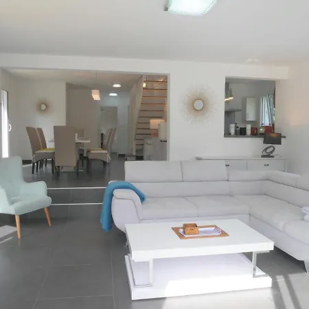 Tatil Evi Comfortable Holiday With Partial Sea Views, Douarnenez-treboul Douarnenez